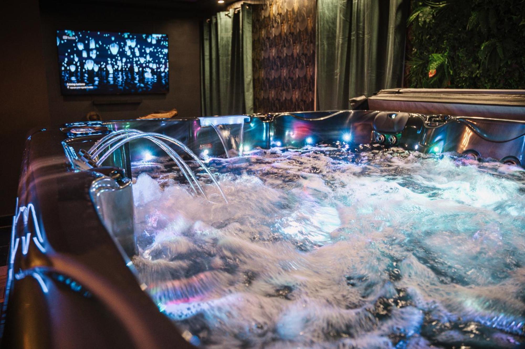 L Escale Jacuzzi Et Sauna Évreux Buitenkant foto